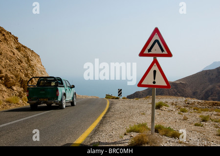 La segnaletica stradale per una brusca curva a sinistra sulla strada di montagna vicino Metzoke Dragot, Mar Morto , Israele Foto Stock