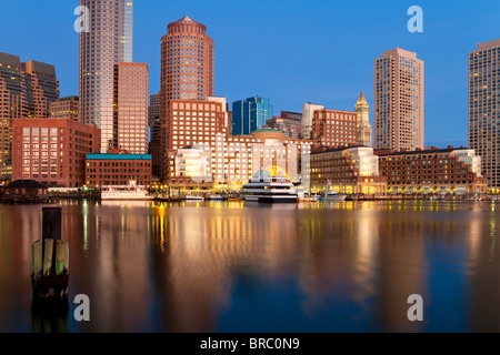 Skyline e porto interno compresi Rowes Wharf all'alba, Boston, Massachusetts, New England, STATI UNITI D'AMERICA Foto Stock