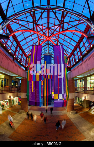Bandiere colorate e il passaggio all'interno di Quincy Market, Boston, Massachusetts, New England, STATI UNITI D'AMERICA Foto Stock
