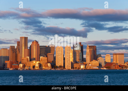 Città skline visto di fronte al porto di Boston all'alba, Boston, Massachusetts, New England, STATI UNITI D'AMERICA Foto Stock