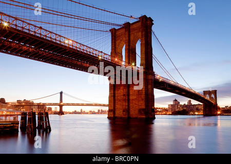 Il Ponte di Brooklyn Bridge spanning l'East River tra Brooklyn e Manhanttan, New York New York, Stati Uniti d'America Foto Stock