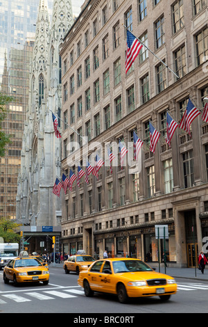 Fifth Avenue street scene, Manhattan, New York, New York, Stati Uniti d'America Foto Stock