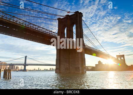 Il Brooklyn e Manhattan ponti che attraversano il fiume est, la città di New York, New York, Stati Uniti d'America Foto Stock