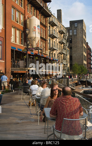 Le persone al Riverwalk area della città, Milwaukee, Wisconsin, STATI UNITI D'AMERICA Foto Stock