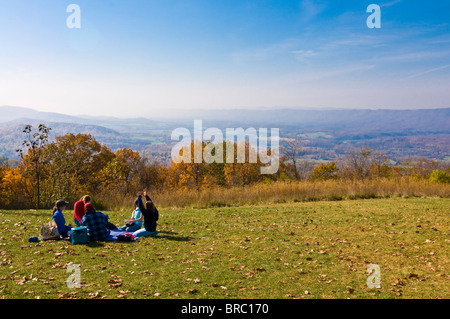 I turisti avente un picnic, Parco Nazionale di Shenandoah, Virginia, Stati Uniti d'America Foto Stock