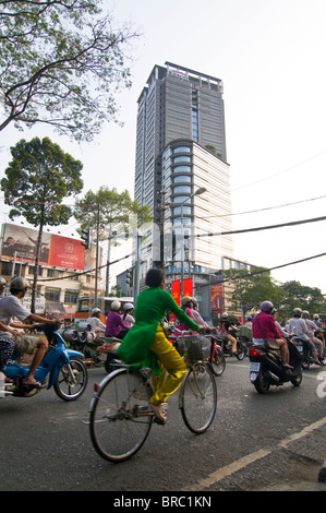 Strada trafficata scena, Ho Chi Minh (Saigon), Vietnam, Indocina Foto Stock