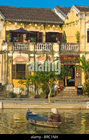 Tradizionalmente vestito vecchio seduto nella sua piccola barca da pesca, Hoi An, Vietnam, Indocina Foto Stock