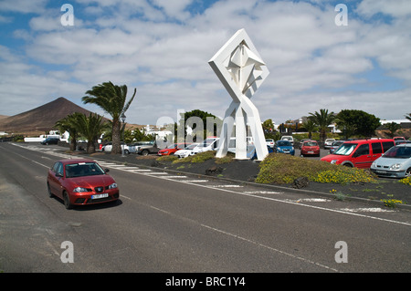 dh Cesar Manriques casa TARO DE TAHICHE LANZAROTE auto strada Cesar Manrique scultura d'arte moderna in opere d'arte del parcheggio Foto Stock