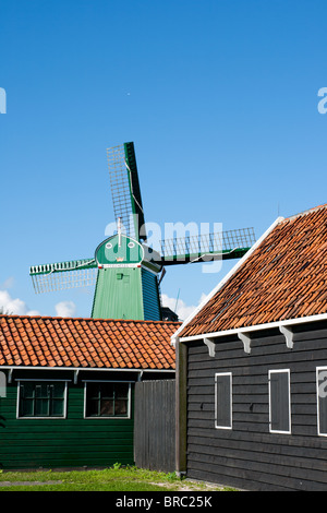 Ben conservato centro storico di mulini a vento e case a Zaanse Schans in Olanda Foto Stock