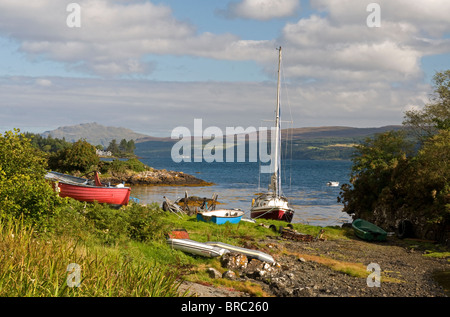 Locali di barche da pesca e da diporto trainato a riva di Salen Bay Isle of Mull, Ebridi Interne Argyll and Bute, Scozia. SCO 6706 Foto Stock