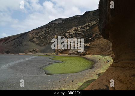 Dh verde laguna EL GOLFO LANZAROTE Laguna Verde e lava vulcanica scogliere Foto Stock