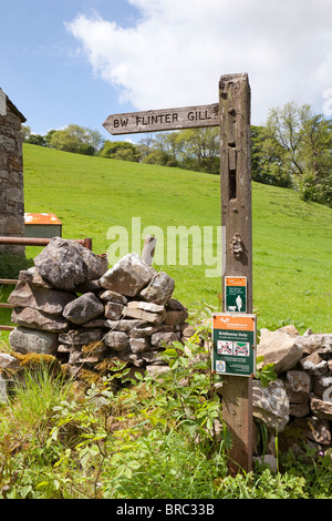 Un cartello bridleway in Dentdale nel Yorkshire Dales National Park vicino al villaggio di ammaccatura, Cumbria. Foto Stock