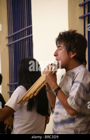 L'uomo gioca pan tubazioni, musica andina, Cusco, Perù, Sud America Foto Stock