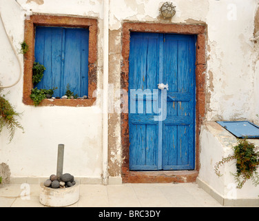 Cortile di fronte una coloratissima casa sull'isola greca di Santorini Foto Stock