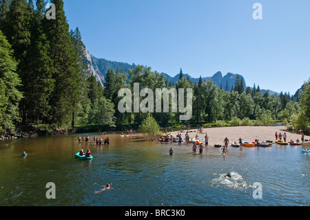 I turisti nuotare nel fiume Merced, Yosemite National Park, California, Stati Uniti d'America Foto Stock