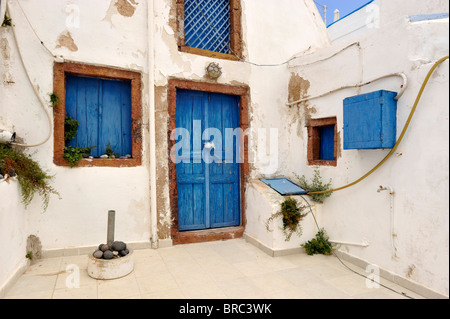 Cortile di fronte una coloratissima casa sull'isola greca di Santorini Foto Stock