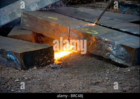 Ossigeno acetilene cannello da taglio per affettare attraverso acciaio per riciclaggio di acciaio, Philadelphia, Stati Uniti d'America Foto Stock