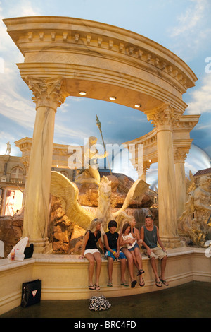 Una famiglia godendo le fontane nel Forum Shops, il Caesars Palace Hotel Las Vegas Stati Uniti d'America Foto Stock