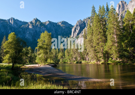 Tipico paesaggio di mattina, con il fiume Merced in Yosemite National Park, California, Stati Uniti d'America Foto Stock