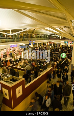 dh Departure Terminal lounge BRISTOL AIRPORT BRISTOL INGHILTERRA aeroporti in viaggio i passeggeri dei cafè sono impegnati in partenze per il regno unito Foto Stock