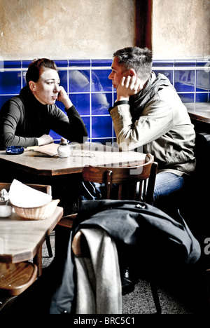 Annoiato matura in bar Foto Stock