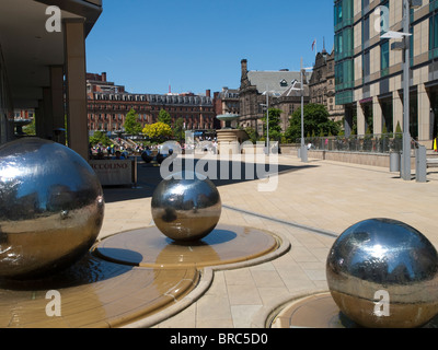 Millenium Square e i giardini di pace, con sfere che formano parte della scultura "Rain' in Sheffield England Regno Unito Foto Stock