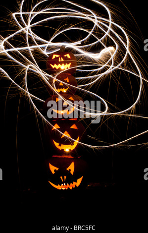 Zucche di Halloween, Jack o lanterne, volti e fuochi d'artificio Foto Stock