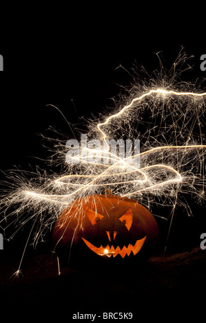 Zucca di Halloween, Jack o lanterna, fuoco volto e fuochi d'artificio Foto Stock