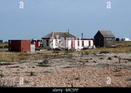 Un piccolo Homestead sulla selvaggia spiaggia aperta a DUNGENESS nella contea del Kent. Regno Unito. Foto Stock