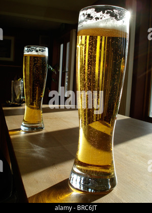 Una pinta di birra o di maggiore o di prendere il sole in un bel pomeriggio di sole in un pub Inglese. Foto Stock