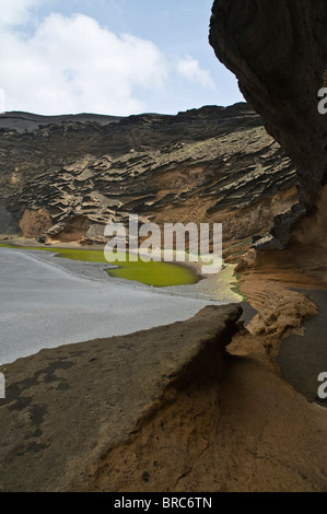 Dh verde laguna EL GOLFO LANZAROTE Laguna Verde e lava vulcanica scogliere Foto Stock