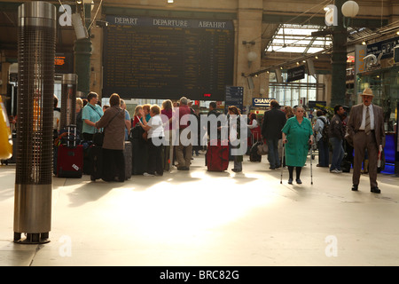 I passeggeri in attesa presso la stazione Gare du Nord di Parigi per informazioni sui treni durante gli scioperi Foto Stock