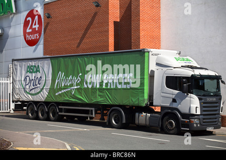 Grande giocoliera Asda parcheggiata fuori dal negozio Asda per consegne a Poole, Dorset, Regno Unito, in agosto Foto Stock