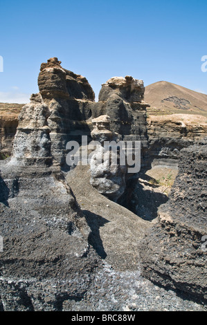 Dh GUENIA MOUNTAIN Lanzarote Lanzarote roccia lavica scolpito dal vento Foto Stock