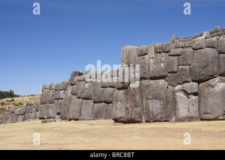 Pietra massiccia fortezza Inca pareti, Sacsayhuaman, Cusco, Perù, Sud America Foto Stock