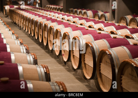 Botti di rovere francese nella cantina di invecchiamento del Robert Mondavi Azienda vitivinicola, Napa Valley, California, Stati Uniti d'America Foto Stock