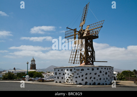 Dh TEGUISE LANZAROTE spagnolo il mulino a vento di legno tower center della città Foto Stock