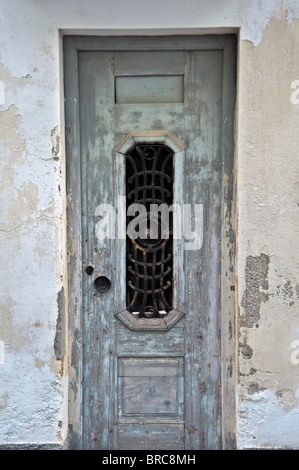 Weathered casa abbandonati porta di legno. Vintage lamiera pattern. Foto Stock