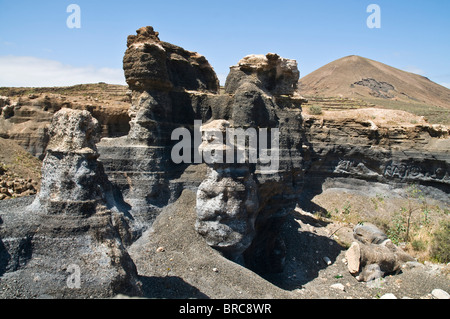 Dh GUENIA MOUNTAIN Lanzarote Lanzarote roccia lavica scolpito dal vento Foto Stock