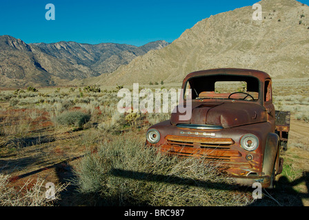 Vecchia auto di scena sull'autostrada 178, a poche miglia ad est del lago di Isabella, California, Stati Uniti d'America. Foto Stock
