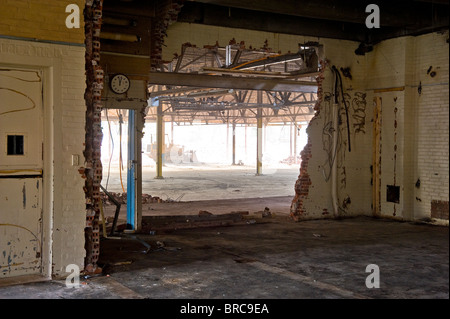 La demolizione del vecchio edificio industriale con il foro nella parete, Philadelphia, Stati Uniti d'America Foto Stock