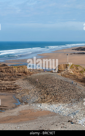 Il frangiflutti a Summerleaze Beach, Bude, Cornwall, Regno Unito Foto Stock