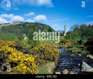 Glendalough, Co Wicklow, Irlanda; torre rotonda a San Kevin del sito monastico Foto Stock