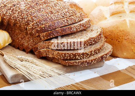 Un assortimento di pane freschi. Profondità di campo. Foto Stock