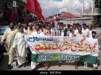 I sostenitori del Jammu Kashmir Liberation Front passano attraverso una strada durante una manifestazione contro il terrorismo in Rawalakot giovedì Foto Stock