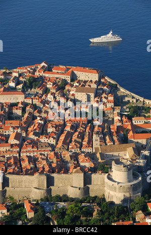 DUBROVNIK, Croazia. Un alba vista della vecchia città fortificata dalla vetta del monte Srd. 2010. Foto Stock