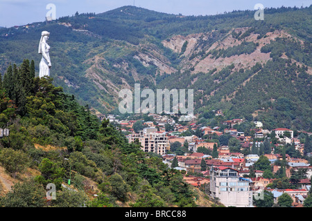 Kartlis Deda statua che domina la città, Tbilisi, Georgia Foto Stock