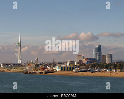 Southsea seafront Hampshire REGNO UNITO Inghilterra guardando verso Clarence Pier, Hovertravel terminale e Spinnaker Tower di Portsmouth Foto Stock