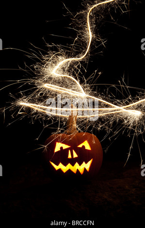 Zucca di Halloween, Jack o lanterna, fuoco volto e fuochi d'artificio Foto Stock