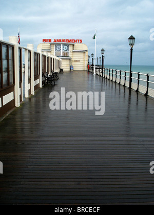 Eastbourne Peir su un inverni piovosi giorno Foto Stock